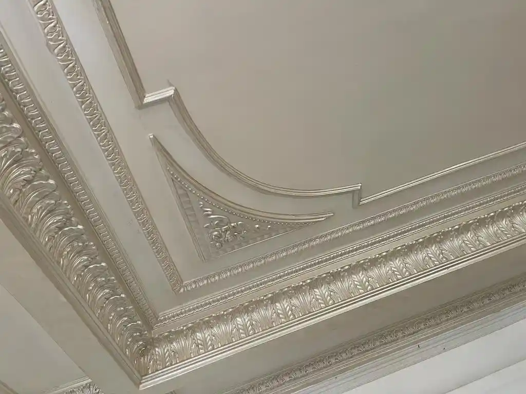 كرانيش فيوتك كلاسيك من IDM هي الاختيار المثالي لأي حد بيدوّر على لمسة فخامة حقيقية للسقف